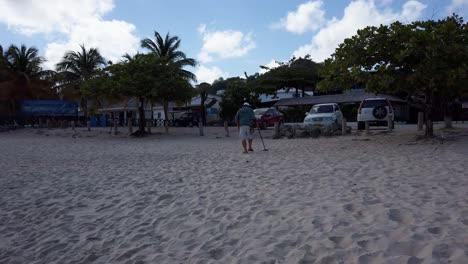 Un-Cazador-De-Tesoros-En-Busca-De-Tesoros-En-La-Playa-De-Grand-Anse-En-La-Isla-De-Las-Especias-De-Granada-En-El-Caribe