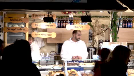 Timelapse-Del-Chef-En-El-Stand-Del-Mercado-Navideño-Vendiendo-Comida