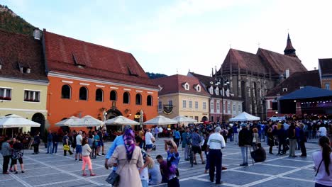 Schwenk-Eines-Konzerts-Klassischer-Musik-Auf-Dem-Hauptplatz-Von-Brasov