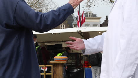 Dos-Hombres-Haciendo-Un-Trato-Mientras-La-Feria-Del-Queso-En-Gouda