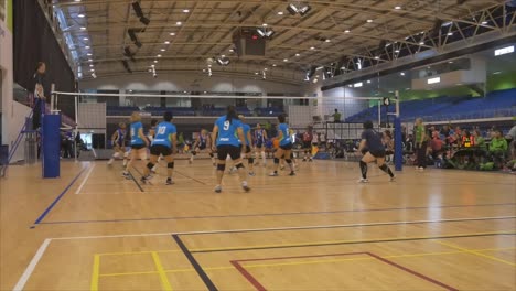 Auckland,-Nueva-Zelanda,-Tiro-De-Jugadoras-De-Voleibol-Femeninas-Arriba-Reunidas-En-El-Juego-Maestro-Mundial-En-El-Estadio-De-Confianza-De-Waitakere