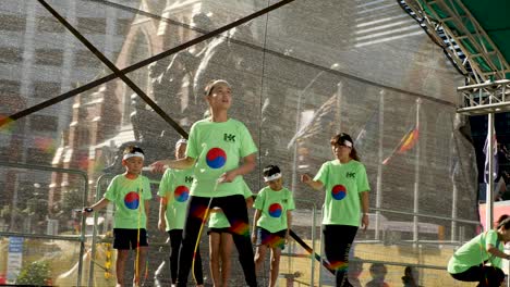 Grupo-De-Niños-Saltando-La-Cuerda-Y-Saltando-La-Cuerda-Durante-El-Festival-Coreano