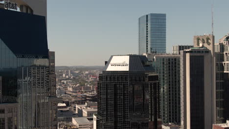 Luftaufnahme-Des-Wework-Logos-Auf-Einem-Hochhaus-In-Der-Innenstadt-Von-Nashville,-Tennessee,-An-Einem-Klaren-Herbsttag