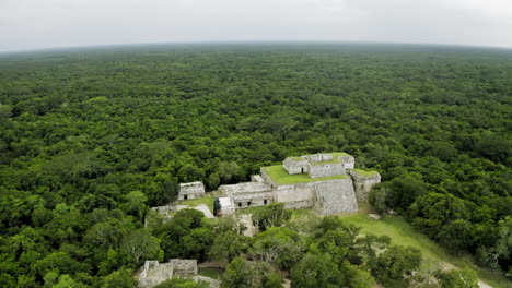 Aerial-perspective-of-the-Chichen-Itza-Pyramid,-court,-observatory,-all-the-buildings-and-jungle-from-above