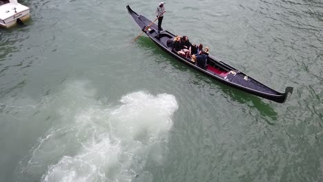 Gente-En-Góndola-Italia-Bote-Pequeño-Tradicional,-Tiro-De-Seguimiento-De-ángulo-Alto