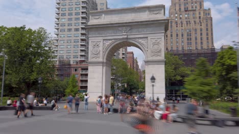 Hiperlapso-Del-Arco-Cuadrado-De-Washington-En-El-Parque-Cuadrado-De-Washington-En-Un-Día-Soleado-De-Verano,-Pueblo-De-Greenwich,-Ciudad-De-Nueva-York