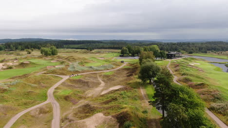 Club-De-Golf-De-Arena-En-Un-Día-Nublado-En-Suecia,-Aéreo