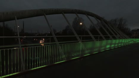 Paneo-Lento-A-La-Derecha-A-Través-De-Steve-Prescott-Colorido-Cruce-De-Puente-Iluminado-En-La-Ciudad-Escena-Urbana-En-La-Noche