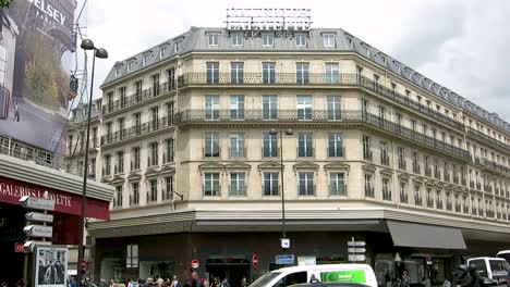 Exterior-view-of-the-galleries-Lafayette,-in-Paris,-France