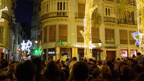 Gente-Disfrutando-Del-Espectáculo-De-Luces-Navideñas-En-La-Calle-Larios,-Málaga