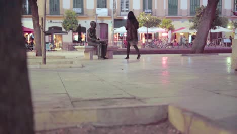 Tourists-taking-photos-with-Picasso`s-statue-in-Malaga---FOCUS-SHIFT