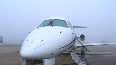 Avión-Disparado-Desde-El-Frente-En-Un-Frío-Y-Brumoso-Día-De-Invierno-Con-Fuselaje-Y-Ventanas-Congelados