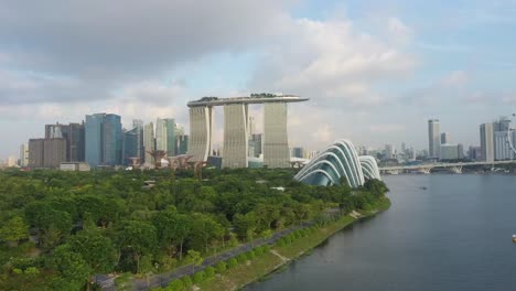 Toma-Aérea-De-Un-Dron-De-La-Presa-De-La-Marina-En-Singapur-Por-La-Mañana