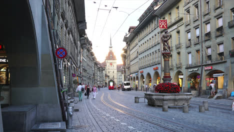 Berna-Suiza,-Alrededor-De:-Gente-De-Lapso-De-Tiempo-En-El-Callejón-De-Compras-Con-La-Torre-Del-Reloj-De-Berna-En-Suiza