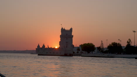 Segeln-Bei-Sonnenuntergang-Meer