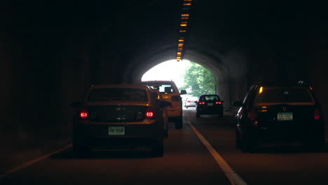 Pennsylvania,-Usa---4-De-Julio-De-2019:-Viajando-Por-La-Carretera-En-Un-Túnel-En-Pennsylvania,-Usa-El-4-De-Julio-De-2019