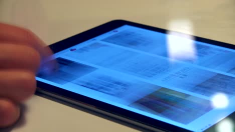 Männliche-Hand-Surft-In-Der-Pinterest-App-Auf-Dem-Tablet