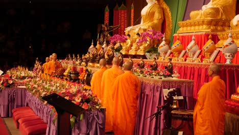 Mönche-Beten-Vor-Der-Buddha-Statue-Beim-Buddha-Geburtstagsfest-Menschen-Und-Mönche-Beten-Die-Religion-Des-Buddhismus