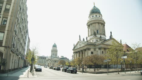 Schöner-Gendarmenmarkt-Von-Berlin-Im-Frühling-Mit-Den-Beiden-Kathedralen