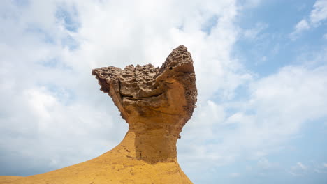 Lapso-De-Tiempo-De-Nubes-Y-Turistas-Alrededor-De-Extrañas-Formaciones-Rocosas-Naturales-En-El-Geoparque-Yehliu,-Taiwán