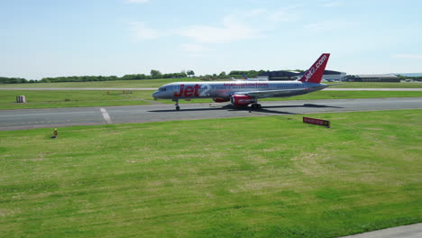 Imágenes-Aéreas-De-Un-Avión-Jet2-Que-Llega-Y-Se-Dirige-A-Su-Puerta-De-Llegadas