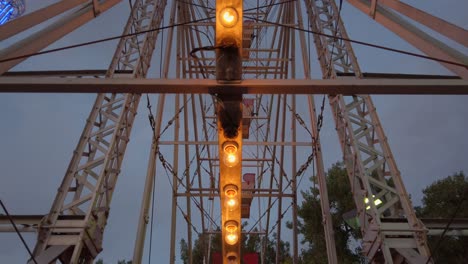 Abends-Eine-Fahrt-Mit-Dem-Riesenrad-Unternehmen