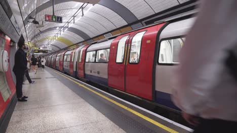 Londoner-U-Bahn-Voller-Menschen,-Die-Den-U-Bahnsteig-Verlassen,-Menschenmenge,-Die-An-Der-Kamera-Vorbeikommt