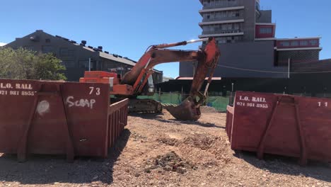 Amplia-Toma-De-Excavadoras-Hitachi-Zaxis-Trabajando-En-Un-Sitio-De-Construcción-En-Ciudad-Del-Cabo,-Sudáfrica