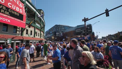 Este-Es-Un-Lapso-De-Tiempo-De-Los-Fanáticos-De-Los-Cachorros-De-Chicago-Preparándose-Para-Ingresar-Al-Campo-Wrigley-Antes-De-Un-Juego