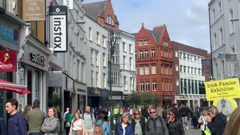 Gente-Comprando-En-South-King-Street-Dublín,-Irlanda