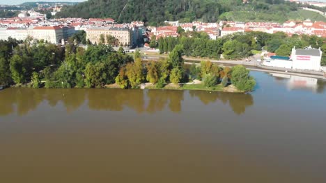 Dronie-Von-Der-Kleinen-Schützeninsel-In-Prag,-Tschechische-Republik