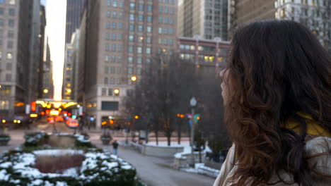 Frau-Mädchen-Schaut-Sich-Hoffnungsvoll-Auf-Der-Belebten-Straße-Von-Chicago-Um