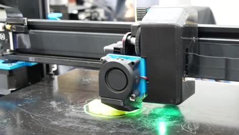 3D-printers-are-printing-digital-images-from-computers-in-3D-form