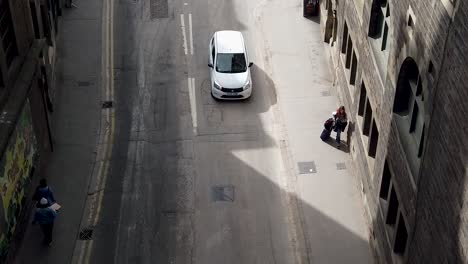 Slow-motion-of-a-busy-Cowgate-in-Edinburgh