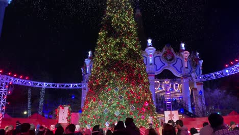 Schnee-Fällt-Vom-Himmel-Während-Einer-Weihnachtsvorstellung-Auf-Dem-Großen-Amerikanischen-Winterfest