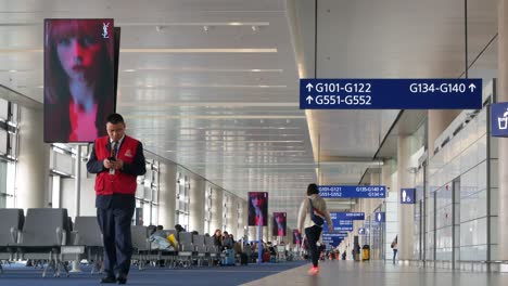 Shanghai-Pudong-Airport:-Inside-passenger-terminal-in-Shanghai-PudongAirport-with-less-passenger-in-terminal