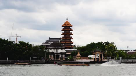 El-Templo-Y-Pagoda-Che-Chin-Khor-En-El-Río-Chaophraya-Es-Famoso-Entre-Los-Devotos-Y-Entre-Los-Dibujantes,-Fotógrafos-Y-Turistas-De-Todo-El-Mundo