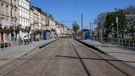 Parada-De-Tranvía-De-Chartrons-En-La-Avenida-Quai-Des-Chartrons-Durante-La-Pandemia-De-Covid-19,-Dolly-En-Tiro