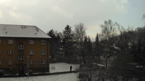 Zeitrafferhaus-In-Der-Stadt-Mit-Blick-Auf-Einen-Weg,-Wo-Tagsüber-Das-Wetter-Nach-Einem-Dichten,-Intensiven-Rückgang-Wechselt,-Der-Tagsüber-Die-Umgebung-Bis-Zum-Abend-Mit-Ziehenden-Wolken-Bedeckte