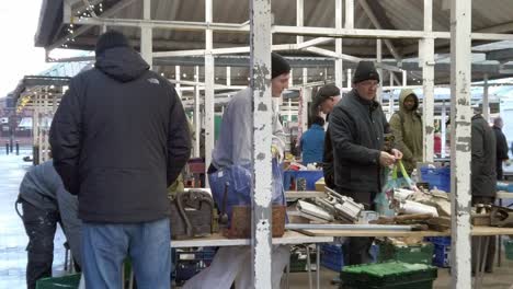 Gente-Buscando-Herramientas-De-Chatarra-En-El-Mercado-De-Pulgas-Uk-Feria-De-Chatarra-De-Antigüedades