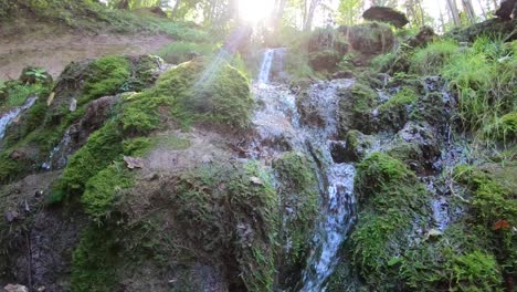 Luz-Del-Sol-Cayendo-Sobre-La-Cascada-Del-Bosque,-Cámara-Lenta