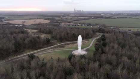 Luftaufnahme-über-Dem-Wahrzeichen-Dream-Giant-Head-Monument-Im-Britischen-Landschaftswald