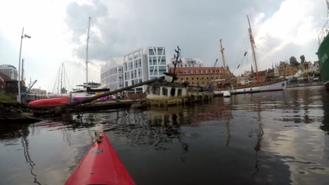 Naufragio-De-Incentivo-En-El-Casco-Antiguo-De-Gdańsk-Visto-Desde-Un-Kayak