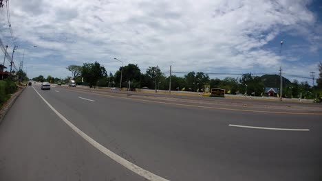 Este-Es-Un-Lapso-De-Tiempo-Con-Una-Cámara-De-Acción-Montada-Frente-Al-Camión,-Conduciendo-De-Pranburi-A-Hua-Hin-Y-De-Hua-Hin-A-Bangkok-En-Phet-Kasem-Road