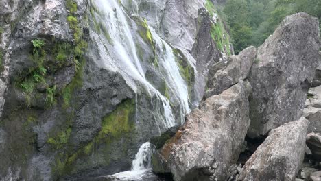 Der-Powerscourt-Wasserfall-Ist-Mit-398-Fuß-Der-Höchste-In-Irland