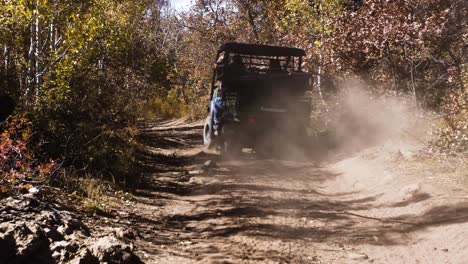 Vehículo-De-Cuatro-Ruedas-O-Tipo-Mula-Conduciendo-Por-Un-Sendero-De-Montaña