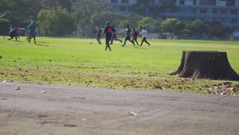 Hombres-Jugando-Al-Fútbol-Con-El-Estadio-Nacional-De-Costa-Rica-En-Segundo-Plano.