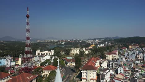 Drohnenaufnahme-Des-Mini-Eiffelturms-Und-Des-Kirchturms-In-Da-Lat-Oder-Dalat-Im-Zentralen-Hochland-Vietnams-An-Einem-Sonnigen-Tag