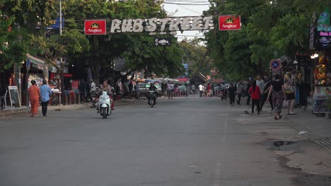 Señora-En-Vestido-Rojo-Cruza-La-Calle-Del-Pub