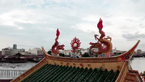 Detalle-Del-Techo-Del-Templo-Budista-Flotante-Kuan-Yin-Ubicado-En-El-área-Del-Embarcadero-De-La-Ciudad-Vieja,-órbita-Aérea-Alrededor-De-Un-Disparo-Revelador